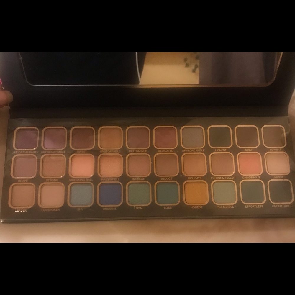 Giordano Colors “Fly Free” Eyeshadow Palette